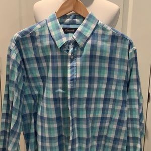 Men’s Roundtree & Yorke light weight long sleeve cotton plaid shirt. Never worn